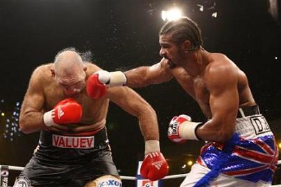 David Haye enfrentándose al gigante Valuev