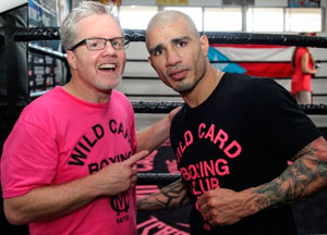 Freddie Roach junto a Cotto