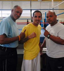 Entrenador-Jim-Pagan,-Manny-Rodriguez-y-preparador-fisico-Victor-Cotto