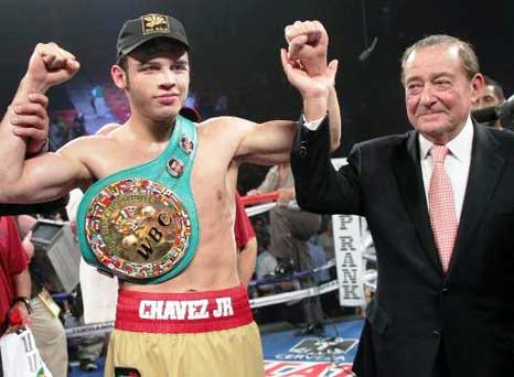 Julio César Chávez Jr. junto a Bob Arum