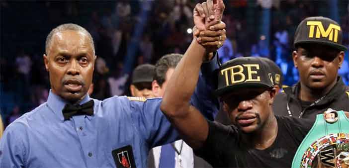 Kenny Bayless y Mayweather