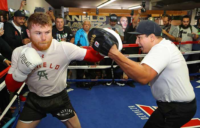 Canelo con Reynoso (Foto: Magna Media International)