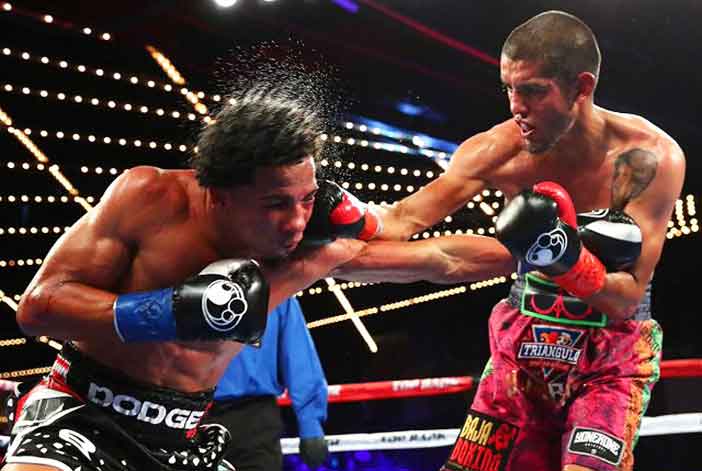 Antonio Lozada Jr. golpea a Félix Verdejo (Foto: Top Rank)