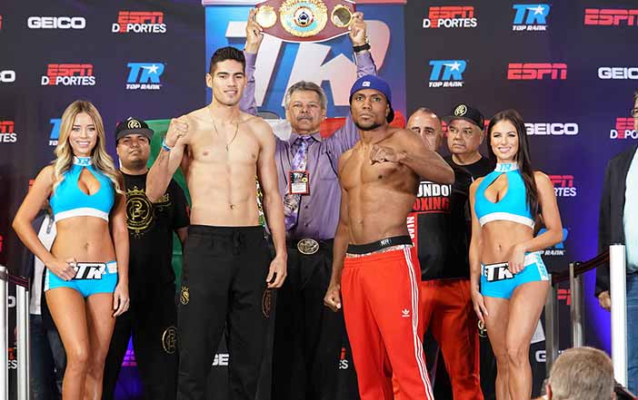 “Zurdo” Ramírez y Roamer Angulo ( Crédito Fotos: Manny Álvarez, Zápari Boxing Promotions)