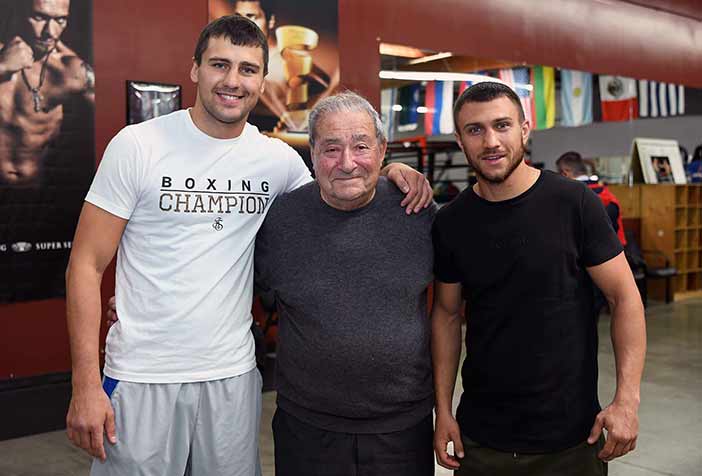 Bob Arum (Centro) y Vasyl Lomachenko (Derecha)