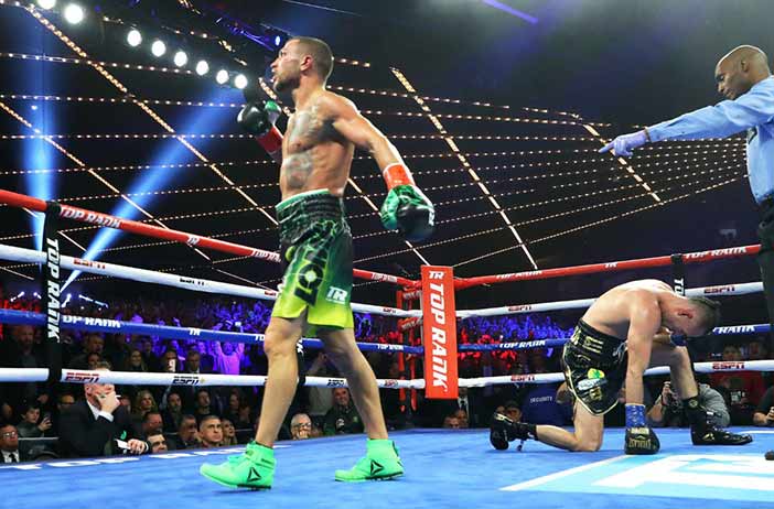 Lomachenko derriba a Pedraza ( Fotos: Mikey Williams / Top Rank)