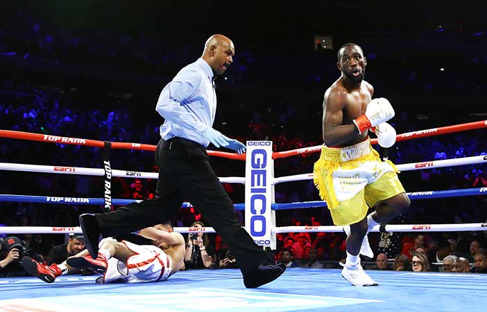 Kham es derribado por Crawford (Foto: Mikey Williams / Top Rank)