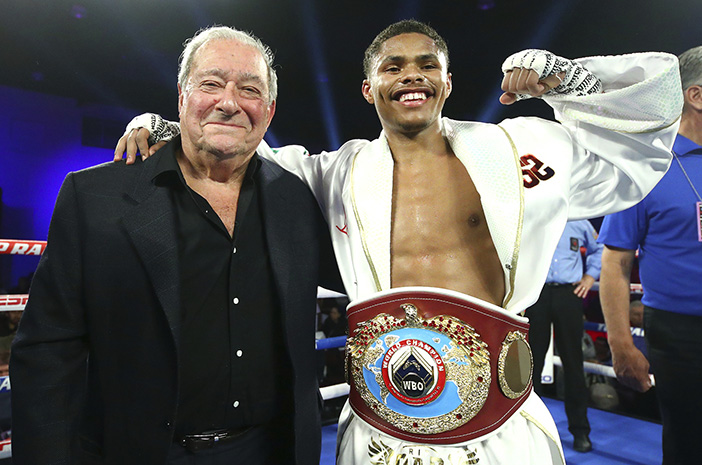 Bob Arum y Sakur Stevenson (Foto: Mikey Williams / Top Rank)