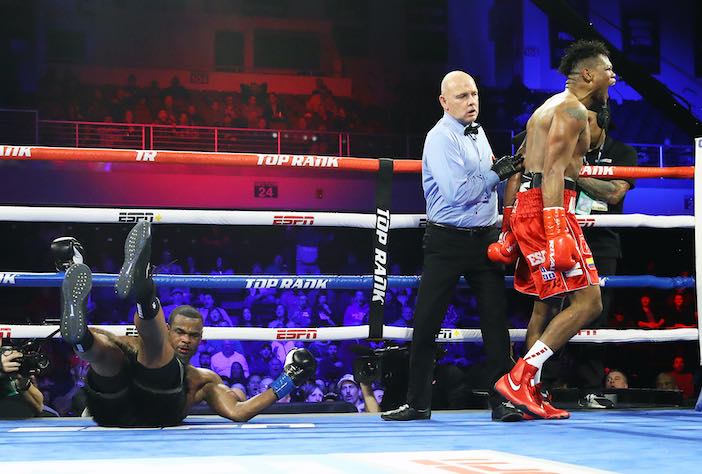 Eleider Álvarez noquea a Michael Seals_ (Mikey Williams/ Top Rank)