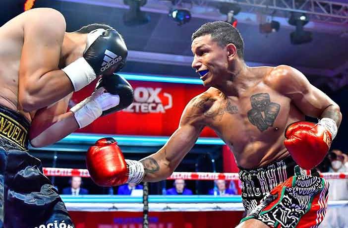 Miguel Berchelt golpea a Eleazar Valenzuela (Fotos: Zanfer Promotions)