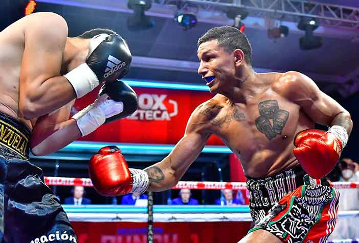 Miguel Berchelt golpea a Eleazar Valenzuela (Fotos: Zanfer Promotions)