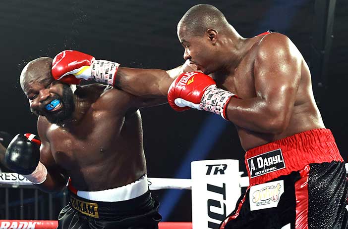 Carlos Takam vs Jerry Forrest (Foto: Mikey Williams/Top Rank)