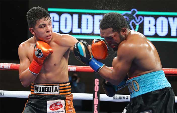 Munguía vs Johsnosn (Tom Hogan-HoganPhotos/Golden Boy Promotions)