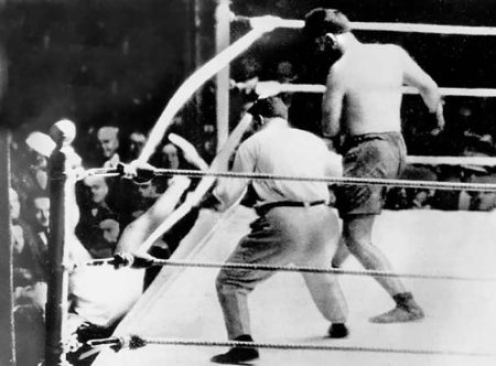 Luis Ángel Firpo saca del cuadrilátero a Jack Dempsey