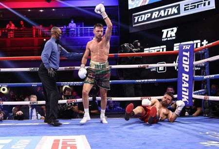 Josh Taylor derriba a José Ramírez (Mikey Williams / Top Rank vía Getty Images)