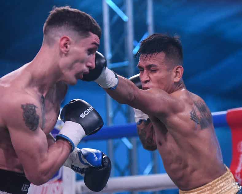 Antonio “Carbón” Pérez golpea a Facundo “Topo” Arce, (FOTOS: BOXEO DE PRIMERA)