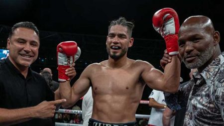 De la Hoya, "Zurdo" Ramírez y Hopkins (Photo courtesy of Golden Boy Promotions)