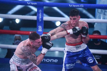 Claudio “Chaíto” Daneff (Derecha) vs.Nicolás “El Titán” De León (FOTOS: BOXEO DE PRIMERA)