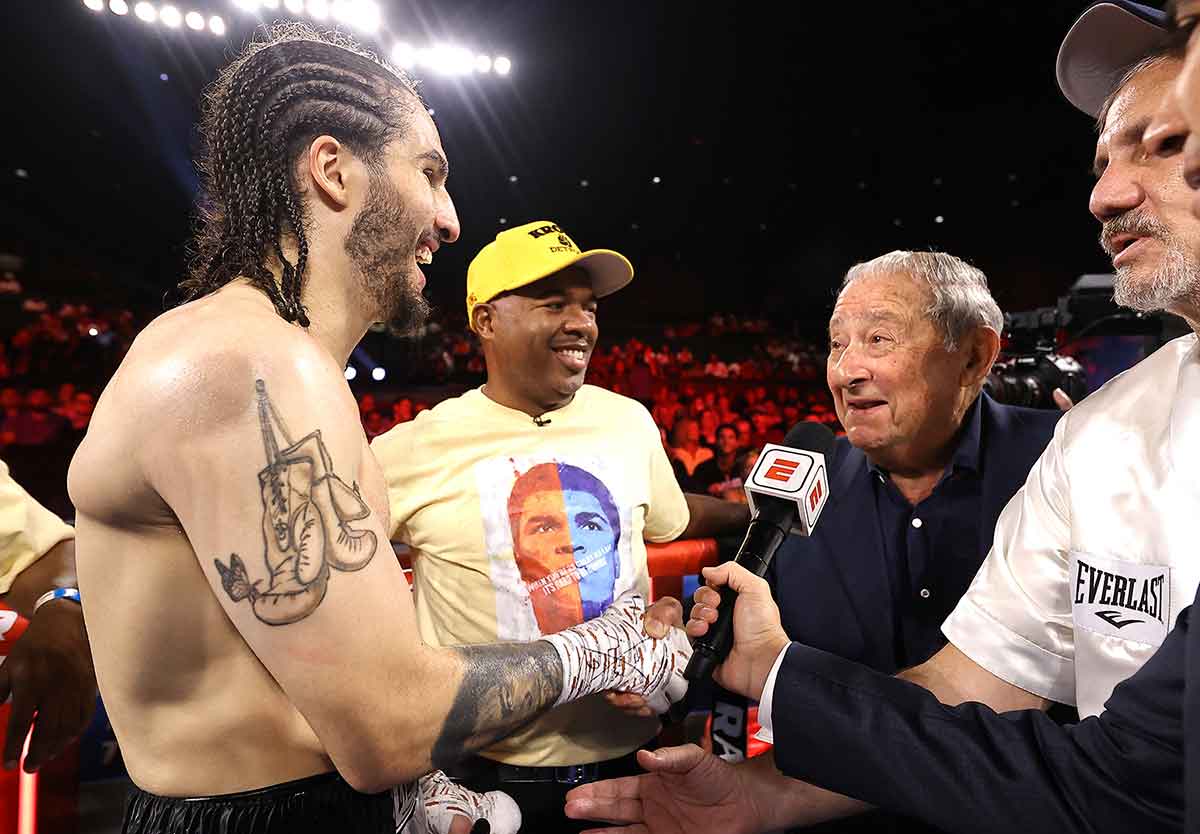 Nico Ali Walsh y Bob Arum (Fotos: Mikey Williams / Top Rank vía Getty Images)