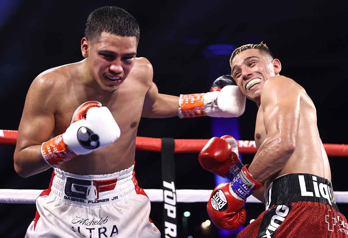 GabrielFlores Jr. golpea a Luis Alberto López (Foto: Mikey Williams / Top Rank vía Getty Images)