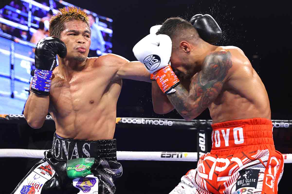 Carlos Caraballo vs Jonas Sultan (Mikey Williams / Top Rank vía Getty Images)