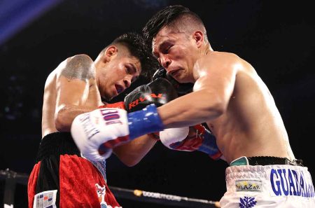 Emanuel Navarrete vs. Joet González (FOTOS de Mikey Williams / Top Rank vía Getty Images)