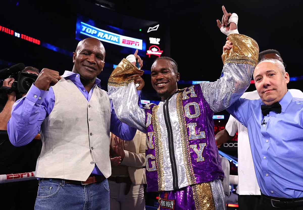 Evander Holfield con su hijo Evan Holyfield (Mikey Williams / Top Rank vía Getty Images)