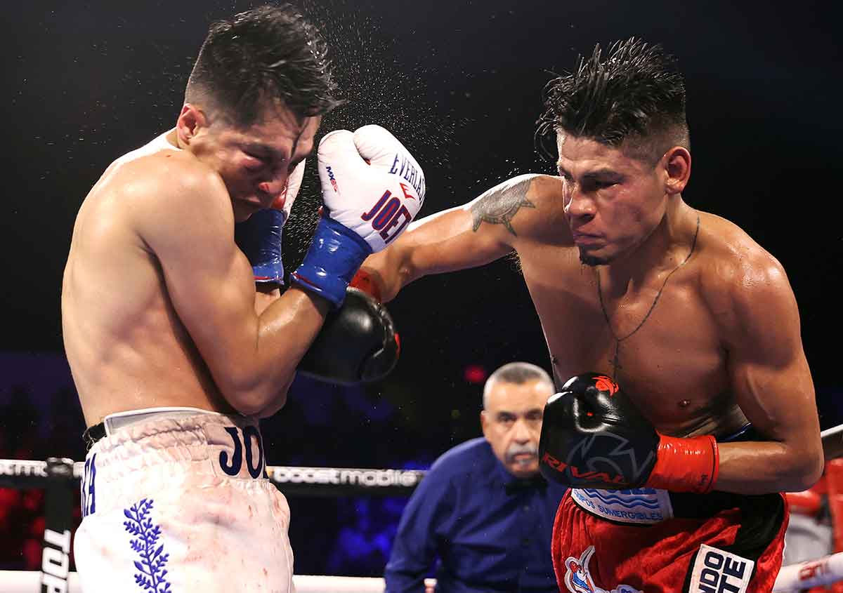 Joet González vs. Emanuel Navarrete (FOTOS de Mikey Williams / Top Rank vía Getty Images)