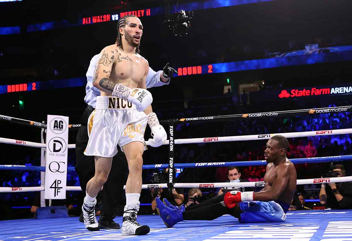 Nico Ali Walsh derriba a James Westley (Mikey Williams / Top Rank vía Getty Images)