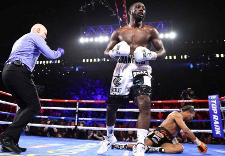 Terence Crawford derriba a Shawn Porter (Mikey