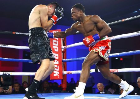 Isaac Dogboe (derecha) venció a Joet González