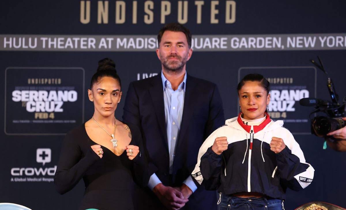 Amanda Serrano, Eddie Hearn y Erika Cruz