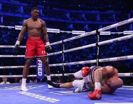 Anthony Joshua noquea a Helenius copia