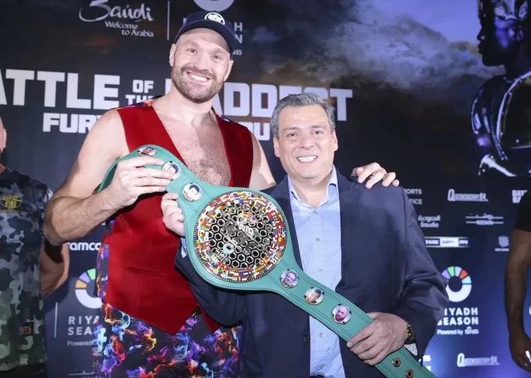 Tyson Fury y Mauricio Sulaimán