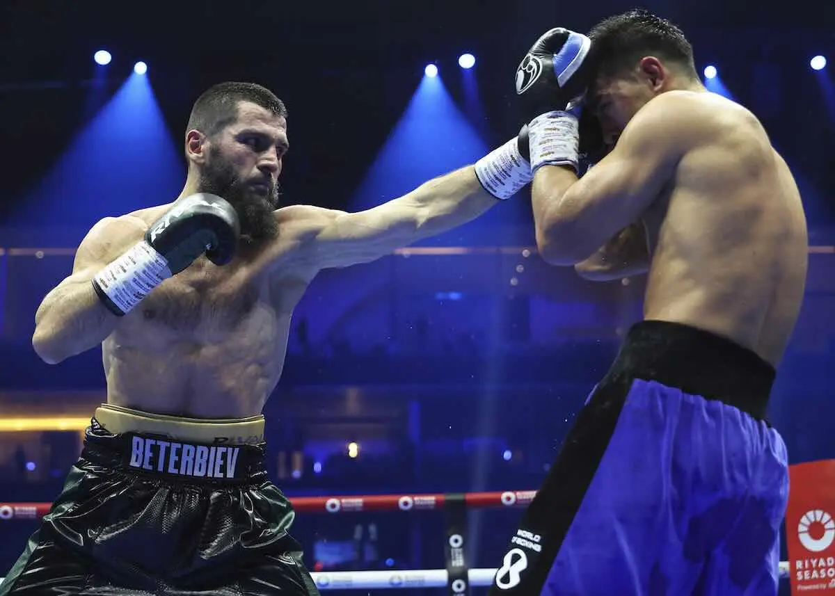 Beterbiev conecta a Bivol (Cortesía: Mikey Williams/Top Rank)