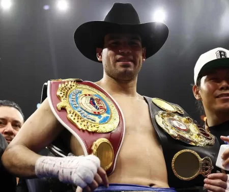 Gilberto "Zurdo" Ramírez con los títulos de la OMB y AMB