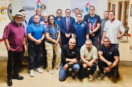 Presidente de la OMB con miembros de la Asociación de Oficiales de Boxeo Profesional