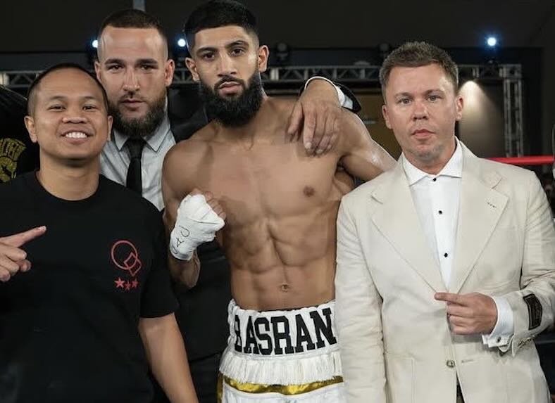 EQUIPO BASRAN: (L-R) – El entrenador en jefe Jonathan Quinit, Chris Jackson, Eric Basran y el promotor Daniel Otter